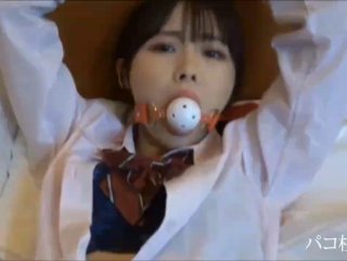 白嫩網襪美女被眼鏡四哥迷暈後隨便玩弄